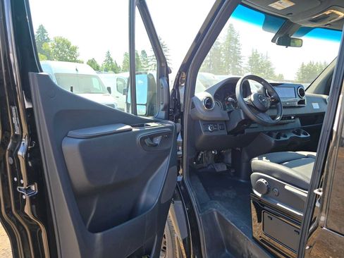 Used 2025 Mercedes-Benz Sprinter 2500 image 20