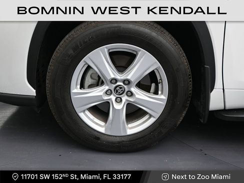 Used 2025 Toyota Highlander LE image 9