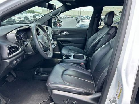Used 2025 Chrysler Pacifica Select FWD image 6