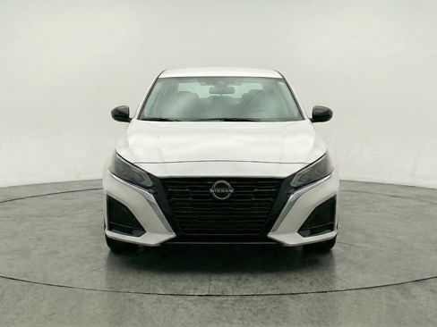 Used 2025 Nissan Altima 2.5 SV FWD image 2