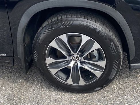 Used 2021 Toyota Highlander XLE image 11