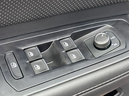 Used 2025 Volkswagen Atlas Cross Sport SE image 36