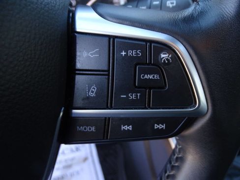 Used 2020 Toyota Highlander XLE image 18