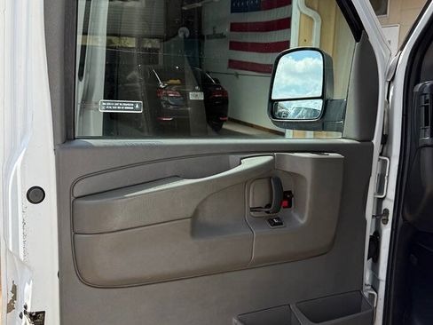 Used 2015 Chevrolet Express 2500 RWD image 10