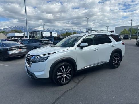 Used 2025 Nissan Pathfinder Platinum AWD/4WD image 5