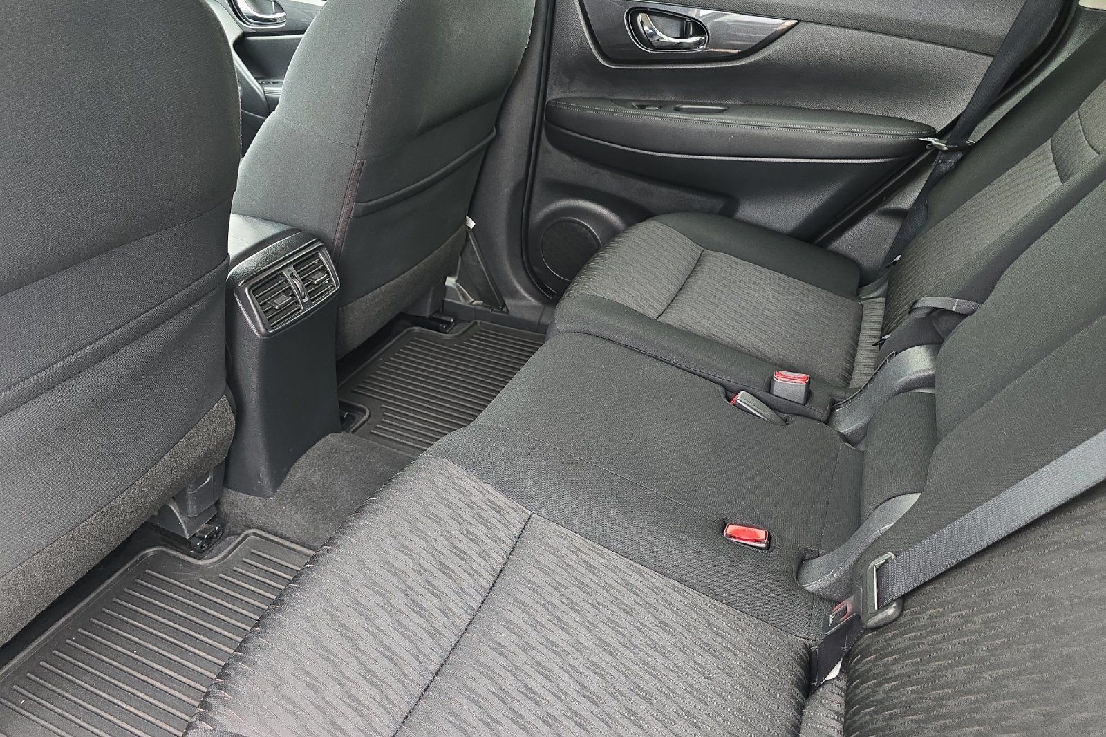 Used 2017 Nissan Rogue SV AWD/4WD image 12