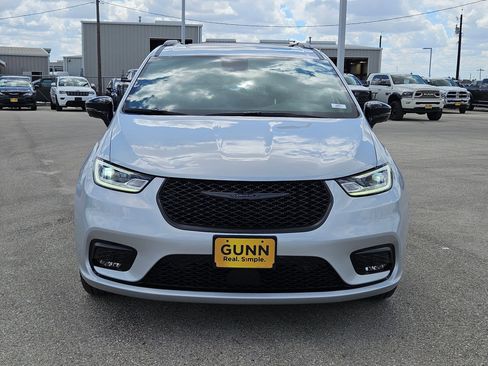 New 2026 Chrysler Pacifica Limited w/ Uconnect Theater Family Group image 8