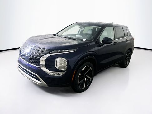 Used 2024 Mitsubishi Outlander SE image 3