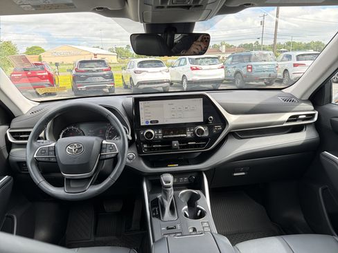 Used 2023 Toyota Highlander XLE AWD/4WD image 11