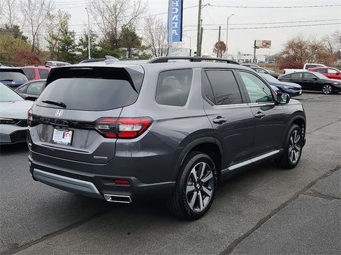 New 2025 Honda Pilot Touring image 6