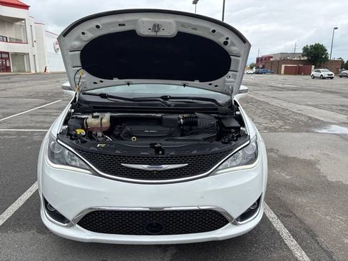 Used 2018 Chrysler Pacifica Limited w/ Tire & Wheel Group FWD image 43