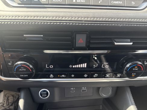 Used 2023 Nissan Rogue SL AWD/4WD image 28