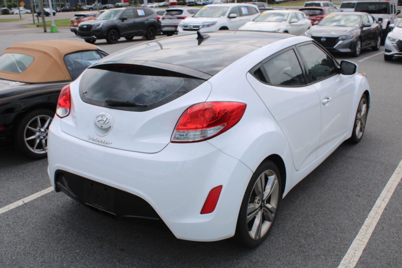 Used 2017 Hyundai Veloster Value Edition FWD image 6