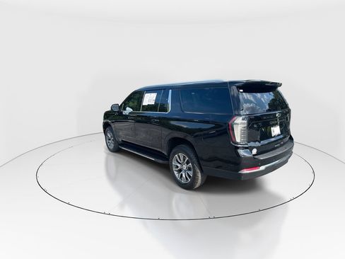 Used 2025 Chevrolet Suburban LT w/ Comfort Package RWD image 6