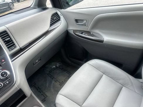 Certified 2017 Toyota Sienna XLE FWD image 23