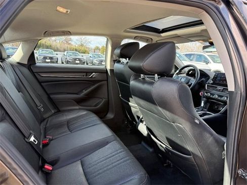 Used 2018 Honda Accord Touring image 10