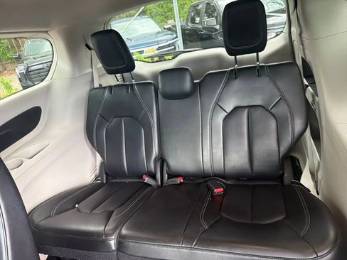 Used 2023 Chrysler Pacifica Touring-L FWD image 16