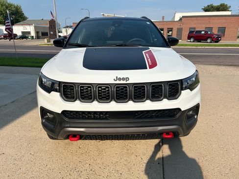 Used 2025 Jeep Compass Trailhawk AWD/4WD image 3
