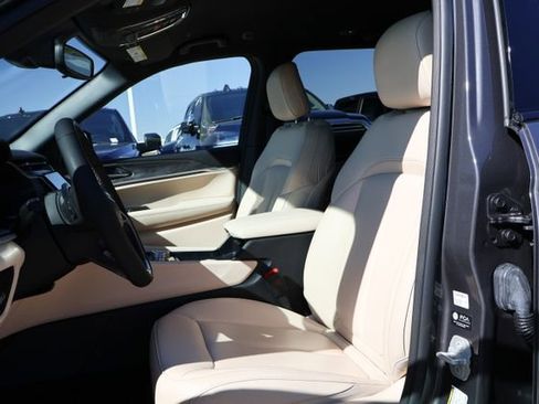 Used 2024 Jeep Grand Cherokee Limited image 10