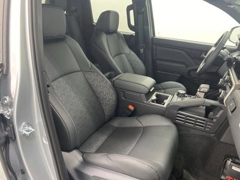 Used 2025 Toyota Tacoma Limited AWD/4WD image 31