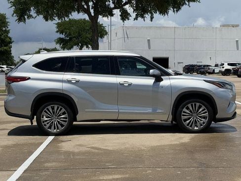 Used 2021 Toyota Highlander Platinum AWD/4WD image 3