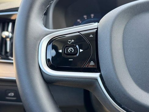 Certified 2025 Volvo XC90 B6 Plus image 18