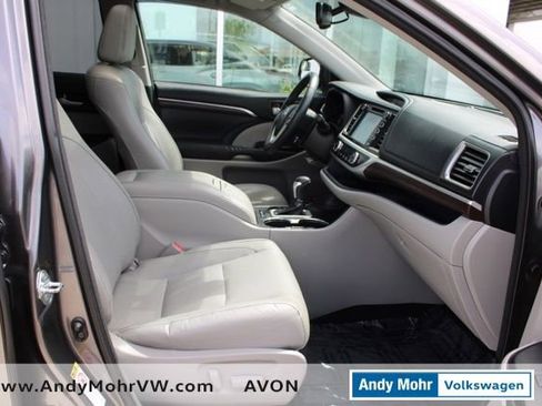 Used 2014 Toyota Highlander Limited Platinum FWD image 17