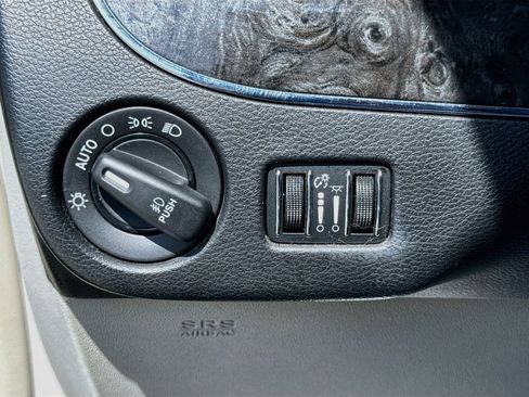 Used 2015 Chrysler Town & Country Touring FWD image 10