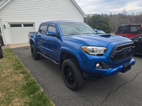 Used 2018 Toyota Tacoma TRD Sport image 1