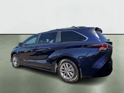 Used 2025 Toyota Sienna LE w/ LE Plus Package image 4