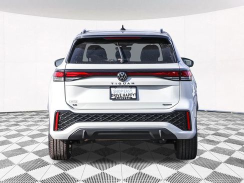 New 2025 Volkswagen Tiguan SE R-Line image 15