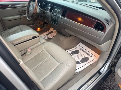 Used 2005 Lincoln Town Car Signature Limited image 25