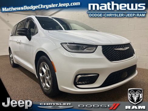 Used 2024 Chrysler Pacifica Limited w/ Uconnect Theater Family Group FWD image 1