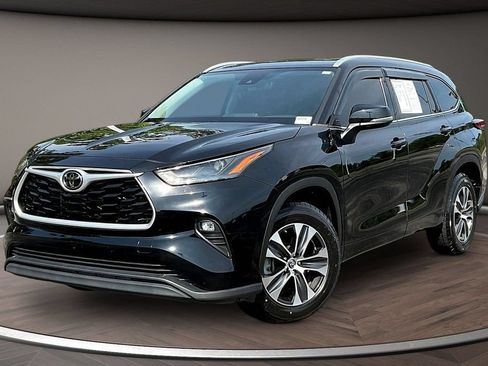 Used 2022 Toyota Highlander XLE FWD image 3