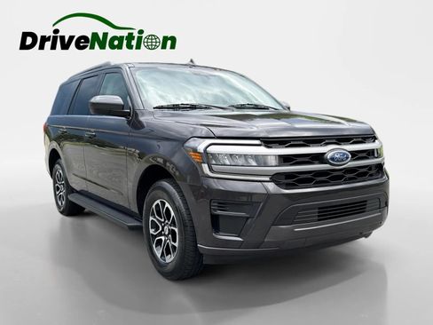 Used 2024 Ford Expedition XLT AWD/4WD image 3
