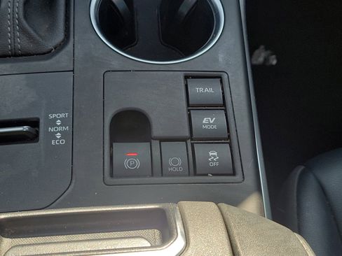 Used 2024 Toyota Highlander XLE AWD/4WD image 35