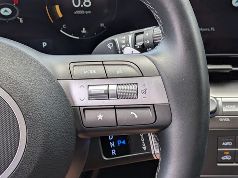 Used 2025 Hyundai Kona SEL FWD image 25
