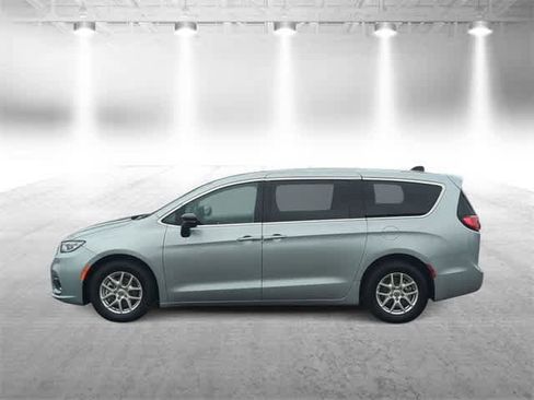 Used 2024 Chrysler Pacifica Touring-L image 5