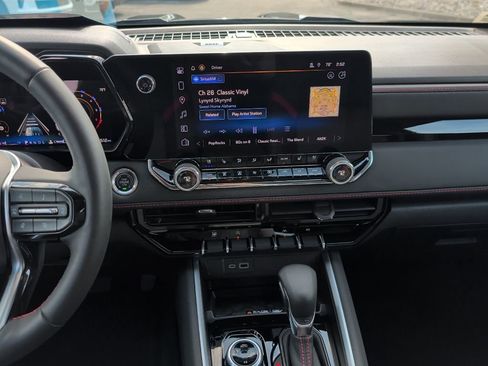 Used 2025 Chevrolet Colorado Z71 w/ Midnight Edition image 19