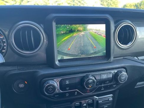 Used 2022 Jeep Wrangler Unlimited Sahara AWD/4WD image 16