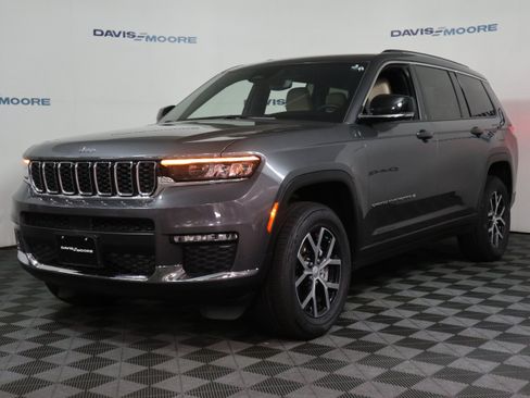 Used 2023 Jeep Grand Cherokee L Limited w/ Trailer Tow Group (B) AWD/4WD image 12