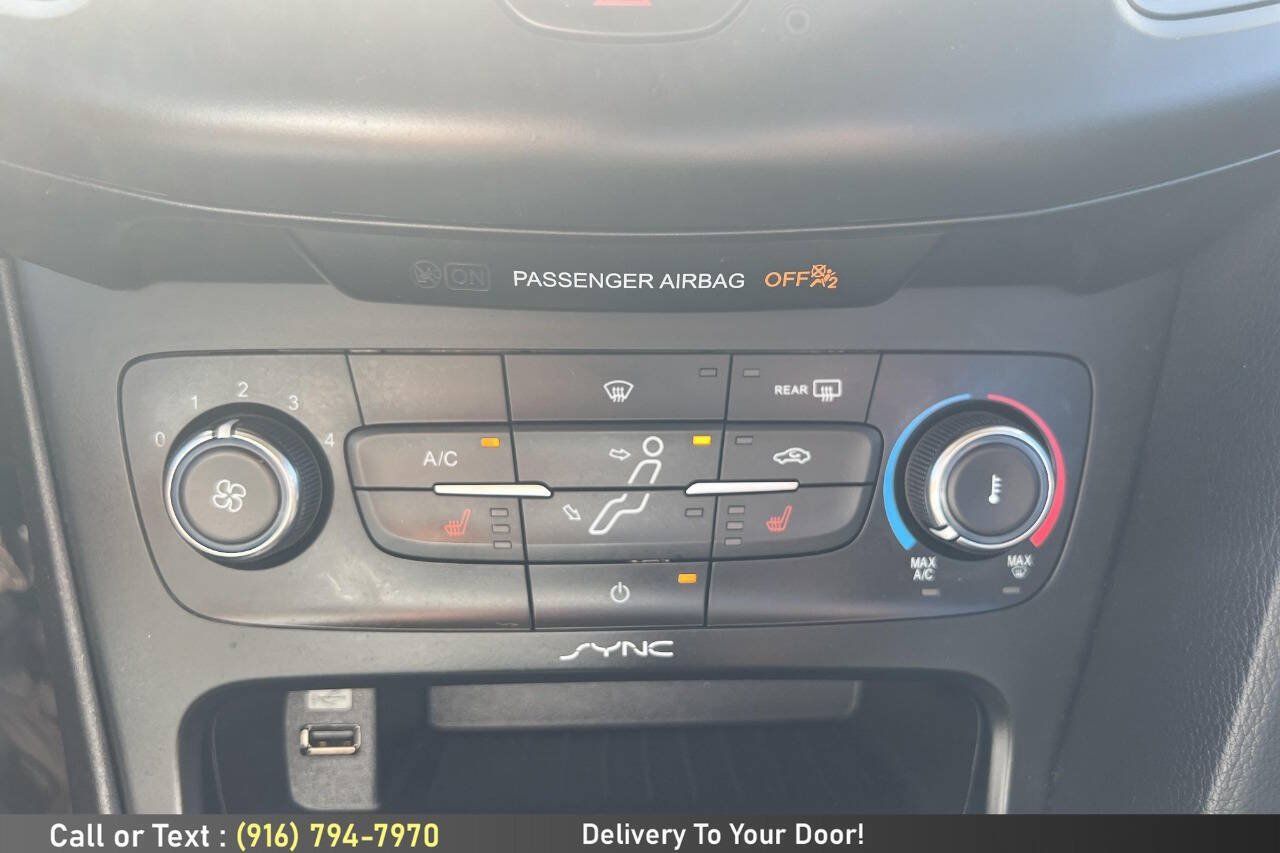 Used 2015 Ford Focus SE w/ SE Cold Weather Package FWD image 19