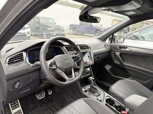 Used 2024 Volkswagen Tiguan SE R-Line image 8