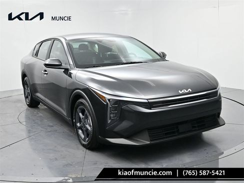 New 2025 Kia K4 LXS image 1