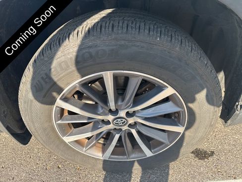 Used 2019 Toyota Highlander XLE AWD/4WD image 25
