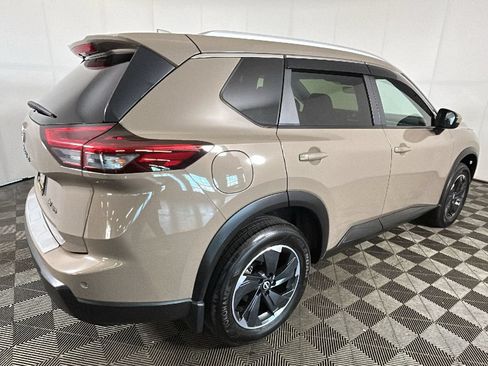 Used 2024 Nissan Rogue SV w/ SV Premium Package AWD/4WD image 3