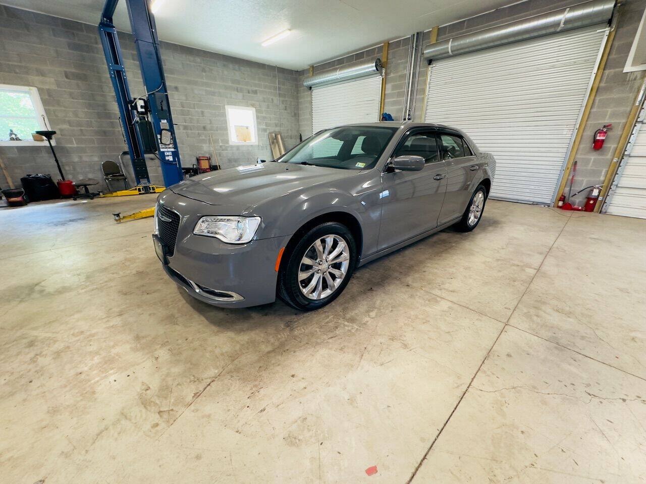 Used 2018 Chrysler 300 Touring L AWD/4WD image 2