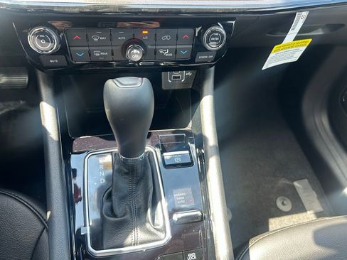 New 2025 Jeep Compass Limited w/ Sun & Sound Group image 29