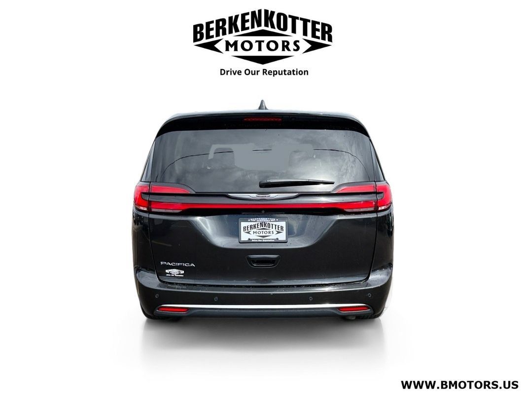 Used 2024 Chrysler Pacifica Touring-L FWD image 4
