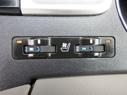 Used 2016 Toyota Highlander Limited image 25